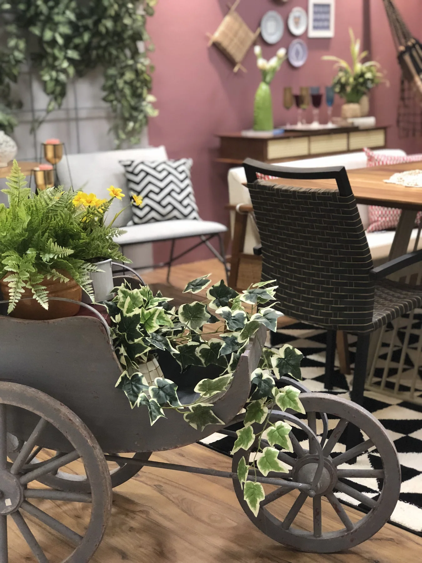 Detalhe de plantas e carrinho decorativo na varanda