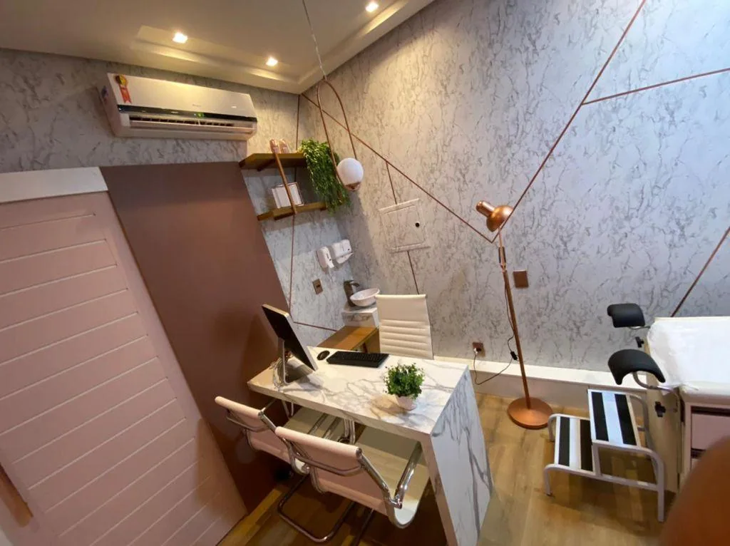 Gabinete de atendimento com mesa e parede de padrão suave