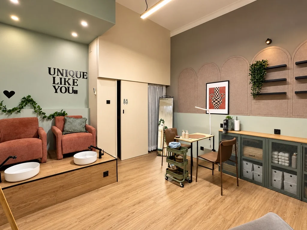 Singular Spa concluído, com zona de pedicure, mesa de manicure e armários verdes