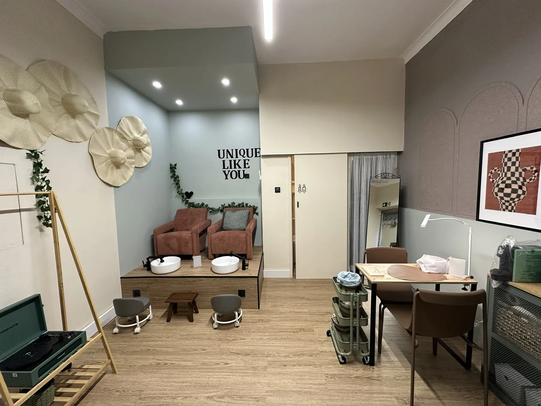 A mesma parede depois da obra, com a zona de pedicure e a porta do lavabo integrada