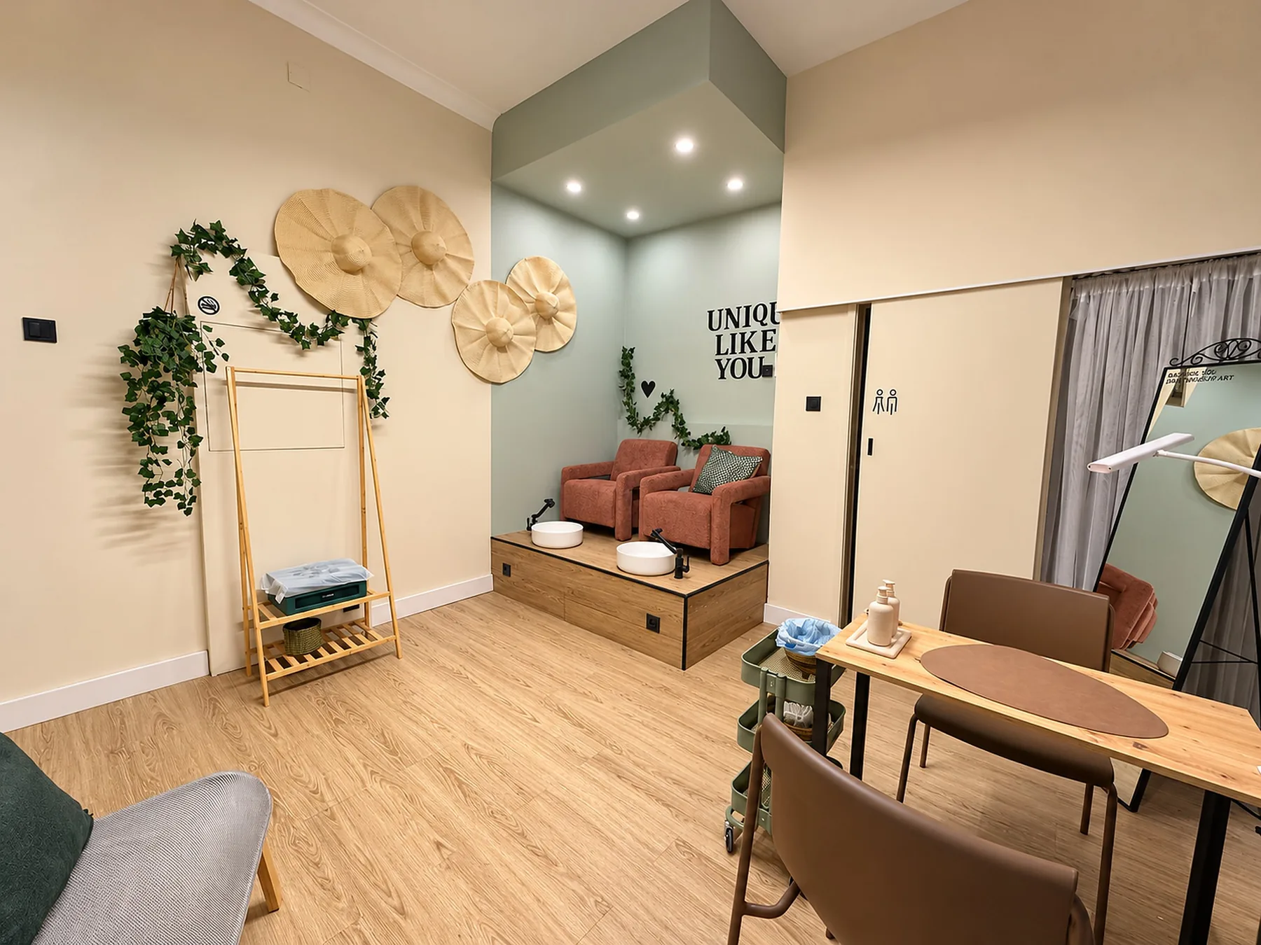 O mesmo enquadramento depois da obra, com o canto da pedicure, chapéus de palha e a mesa de manicure
