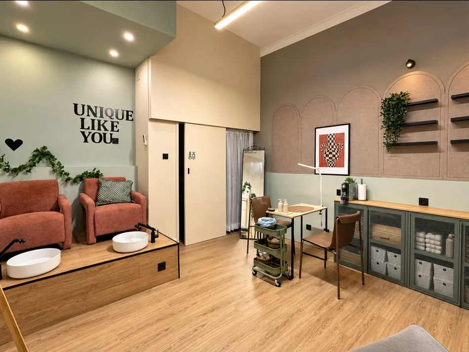 Singular Spa concluído, com zona de pedicure, mesa de manicure e armários verdes